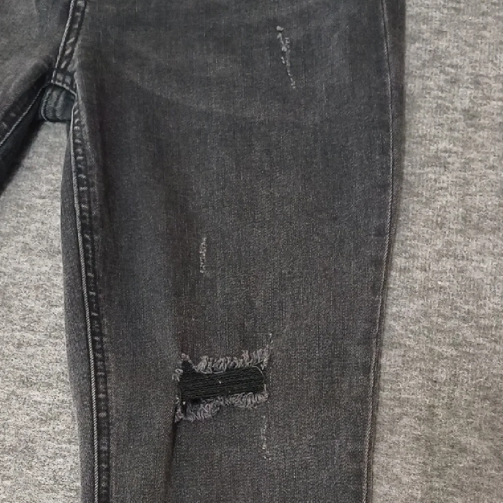 Free People Women's Black Distressed Unfinished Hem Ankle Jeans Size 28